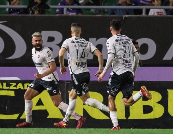 Jugadores de Xolos en festejo de gol