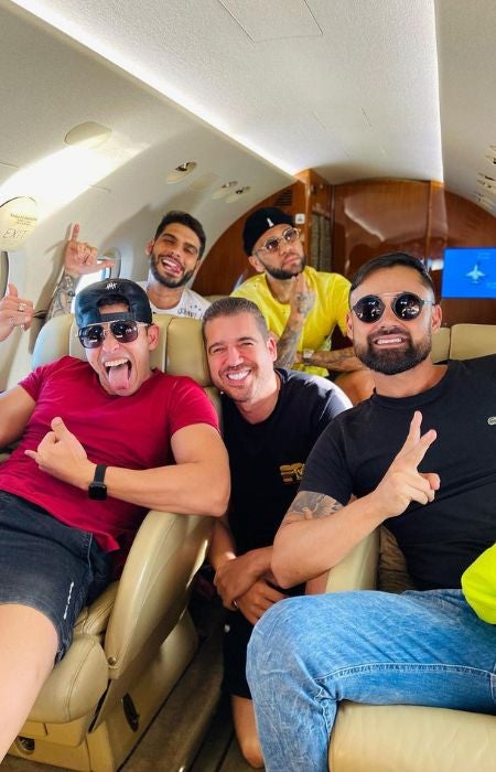 Dani Alves y sus amigos, entre ellos Bruno Brasil, en un avión privado