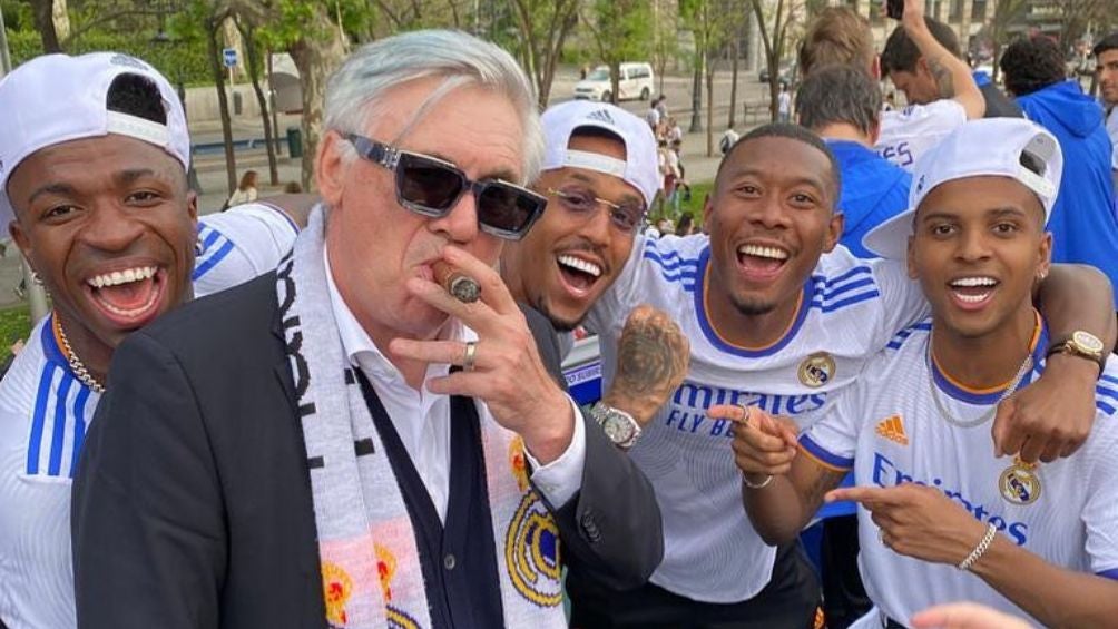 Vinícius, Ancelotti, Militao, Alaba y Rodrygo festejando la Champions del Madrid