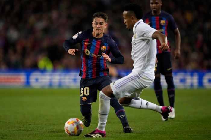 Gavi y Militao durante el Barcelona vs Real Mdrid