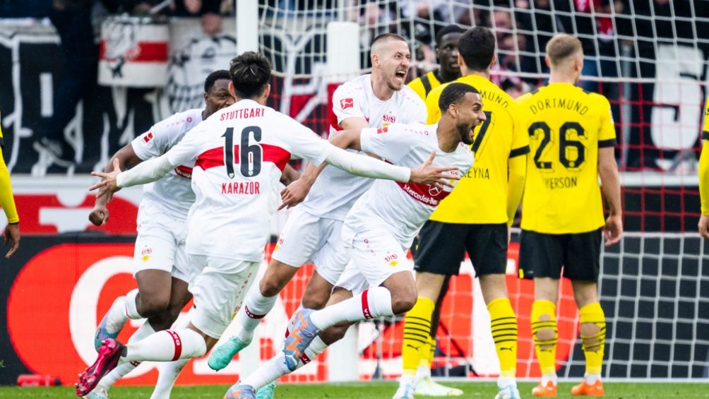 Jugadores del Stuttgart festejan uno de sus goles