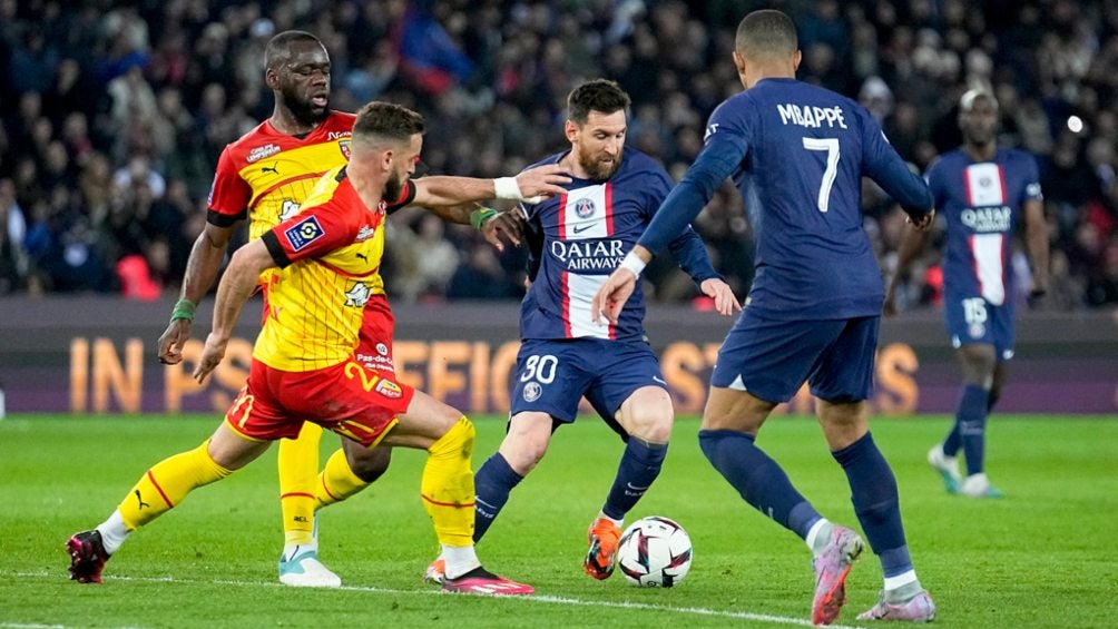 Messi intenta la jugada ante la mirada de Mbappé