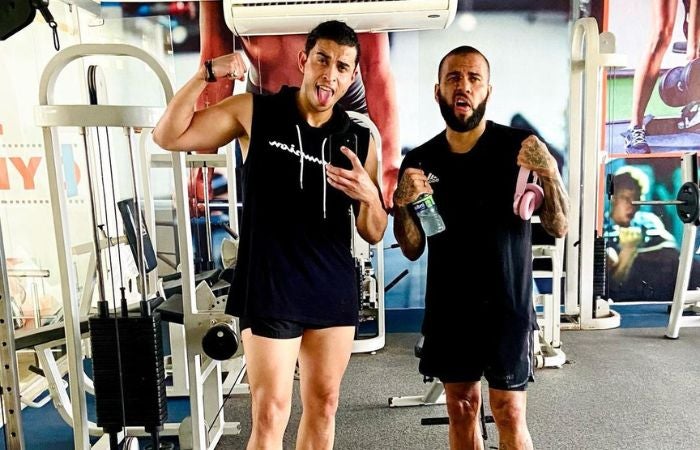 Bruno Brasil y Dani Alves haciendo ejercicio