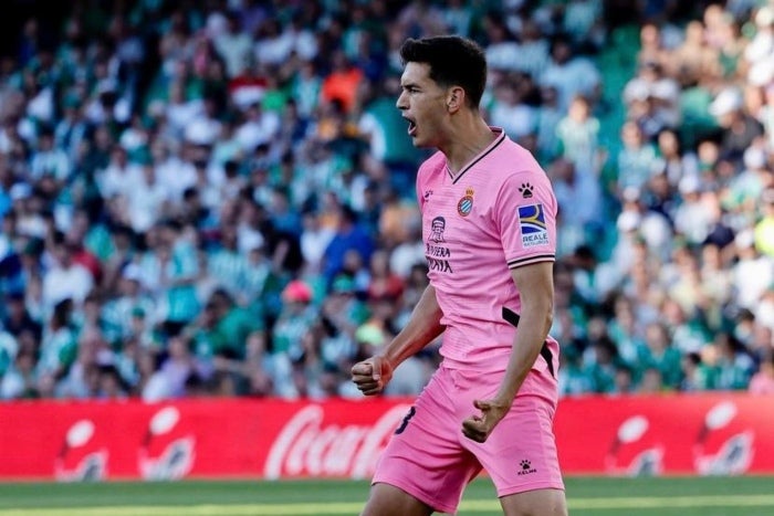 César Montes festejando su gol de chilena