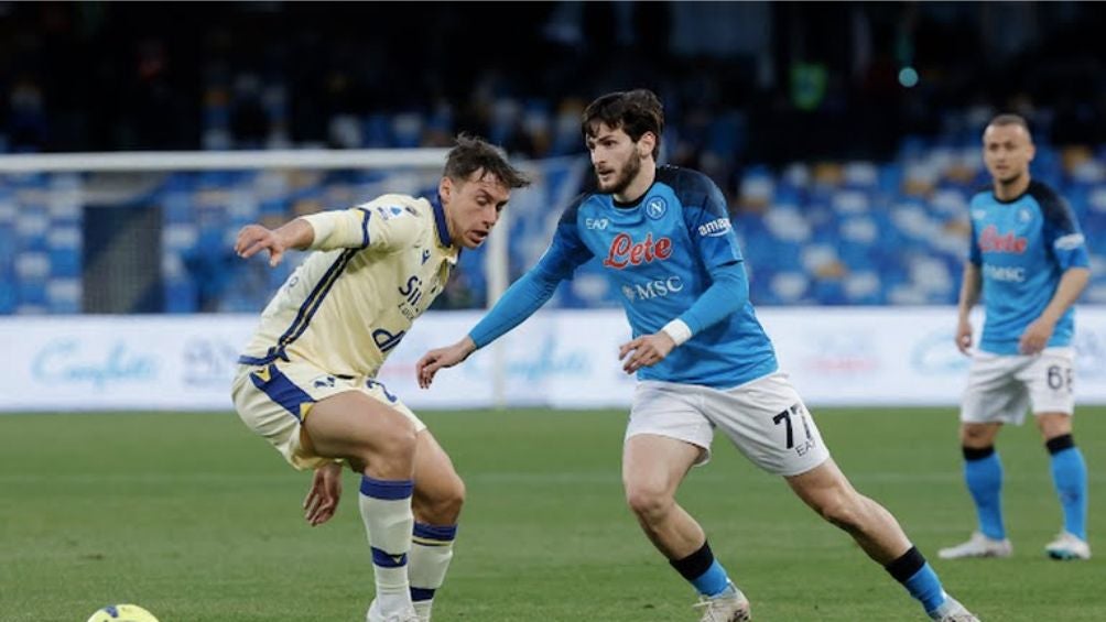 Kvicha no empezó el partido como titular