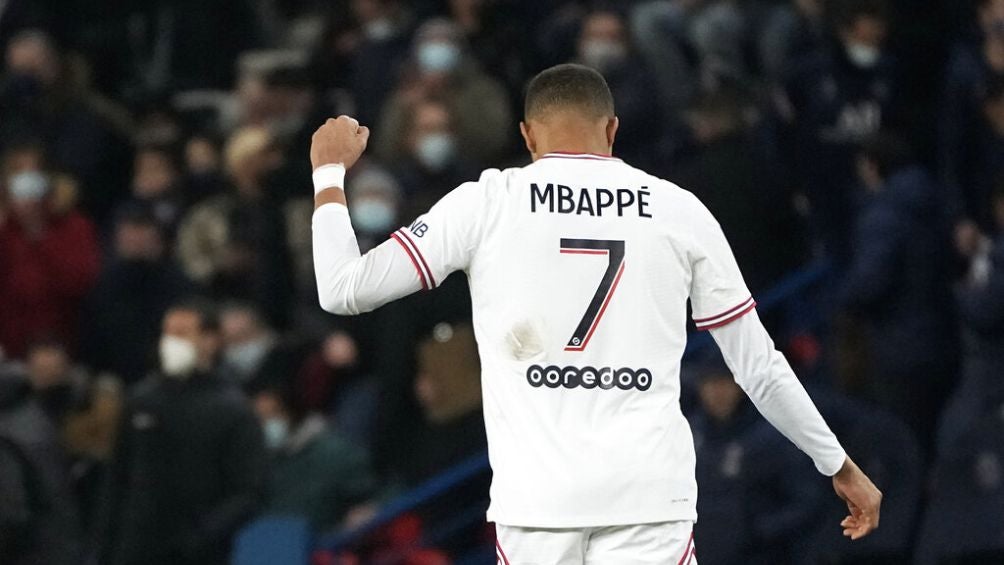 Mbappé celebra un tanto con el PSG