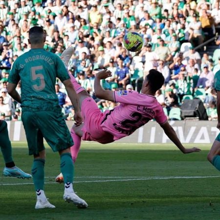 La chilena de César Montes ante el Betis