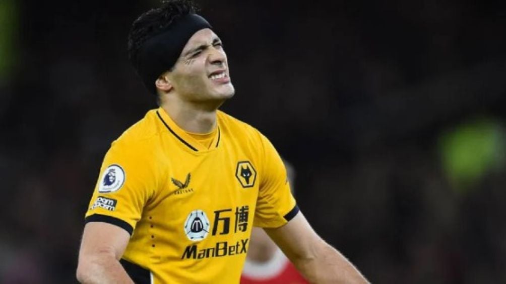 Raúl Jiménez en un partido con el Wolverhampton