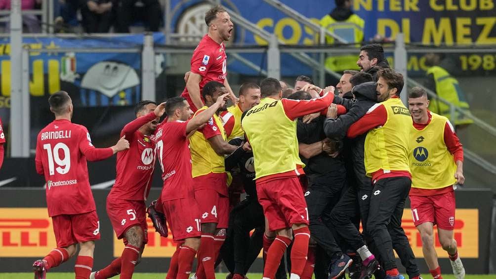 Jugadores del Monza festejando el gol de la victoria