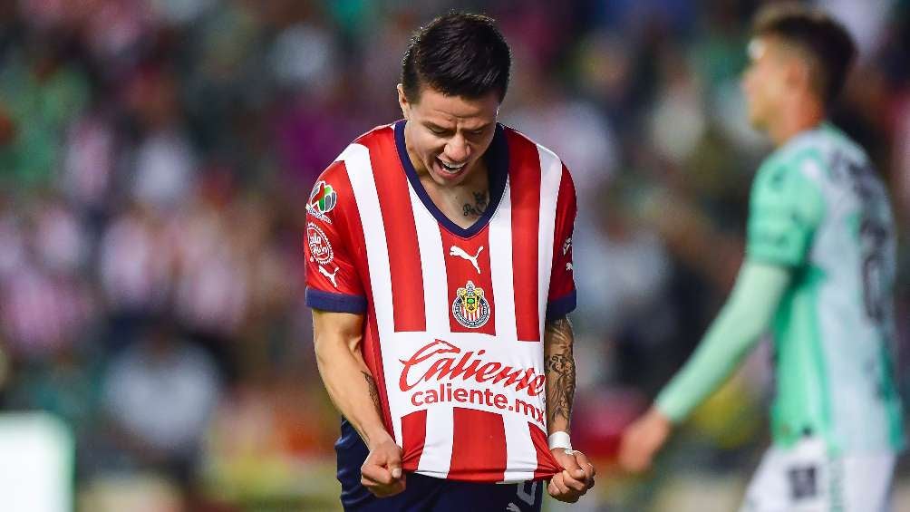 Pavel Pérez festeja su gol con Chivas