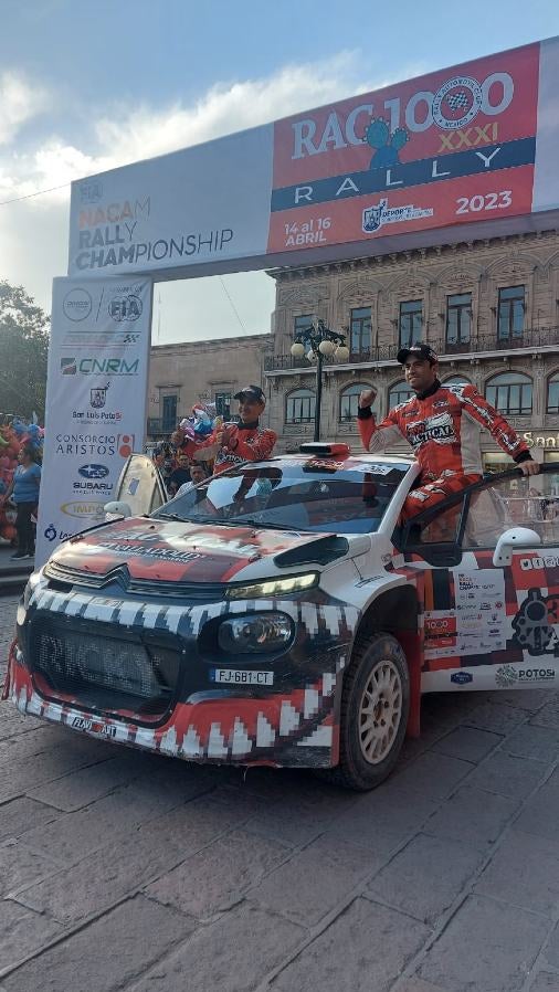 La pareja azteca celebra el Rally de San Luis