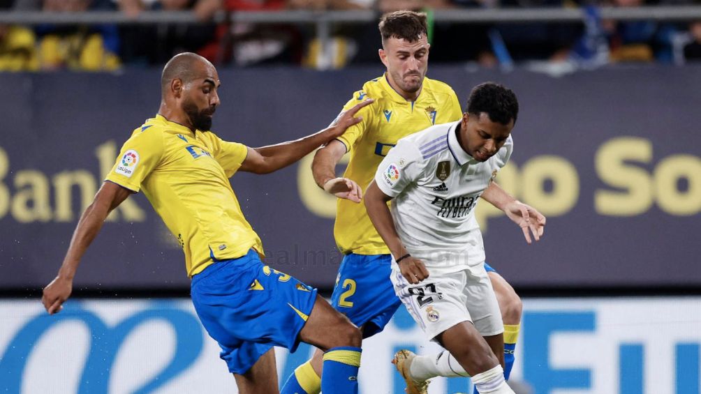 Rodrygo peleando una pelota