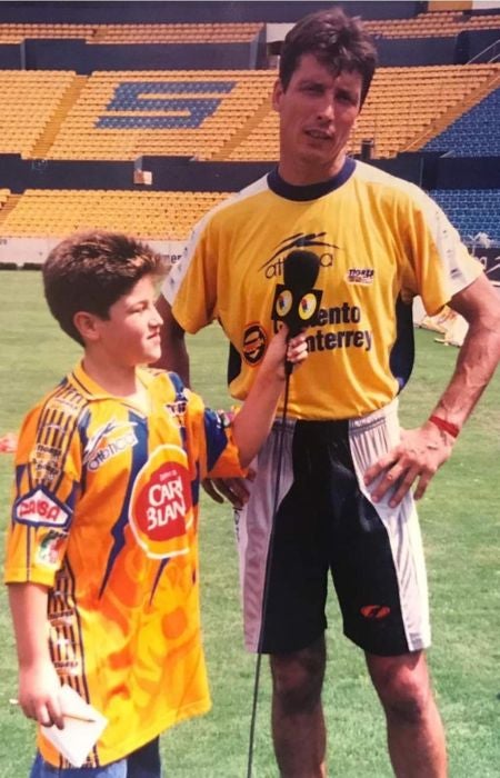 Samuel García (9 años) y Robert Dante Siboldi en el Estadio Universitario