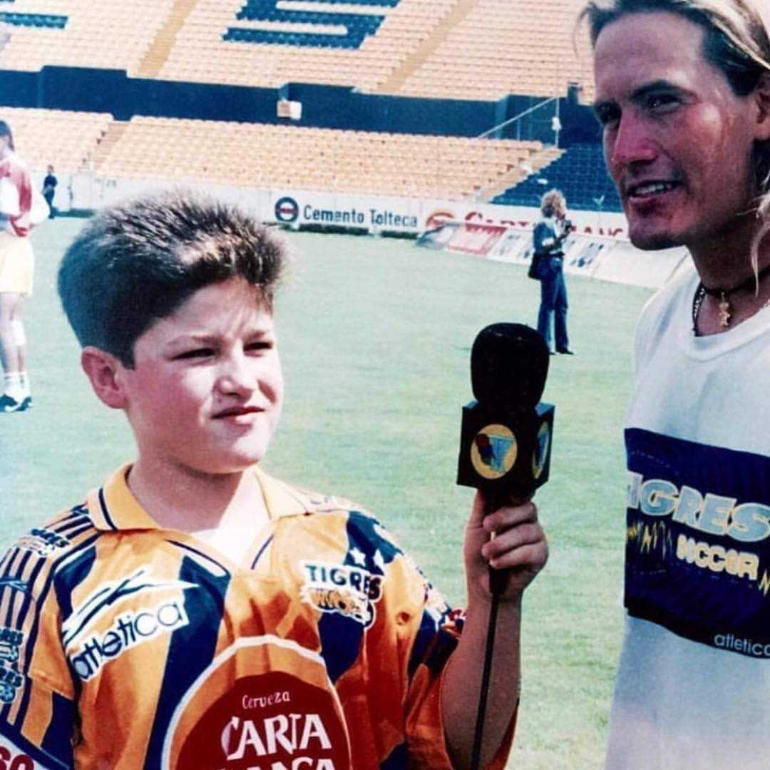 Samuel García (9 años) y Luis Hernández en el Estadio Universitario