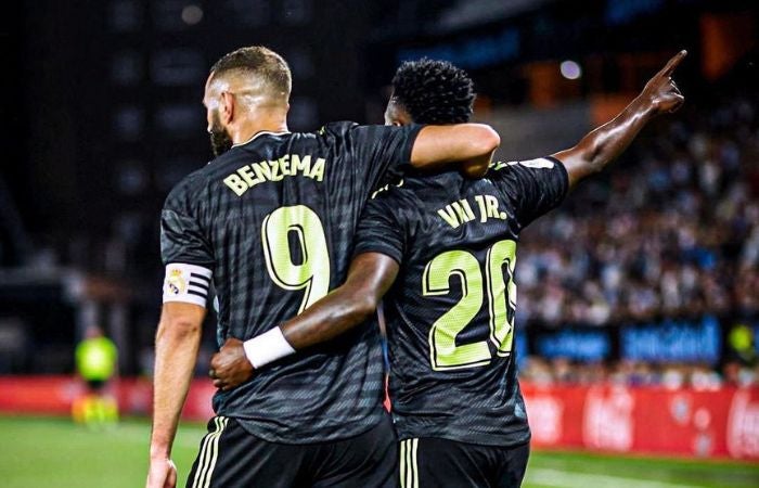 Benzemá y Vinícius en un partido del Real Madrid