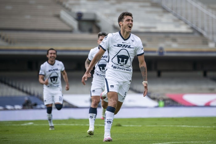 Dinneno durante un partido festejando un gol