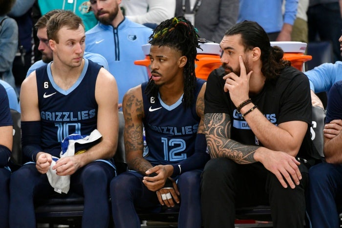 Morant en la banca de los Grizzlies durante el juego 