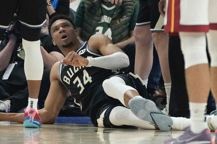 Giannis Antetokounmpo cae sobre su espalda 