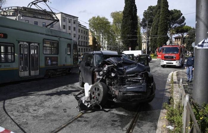 El auto deshecho de Ciro Inmobile, al fondo el tranvía