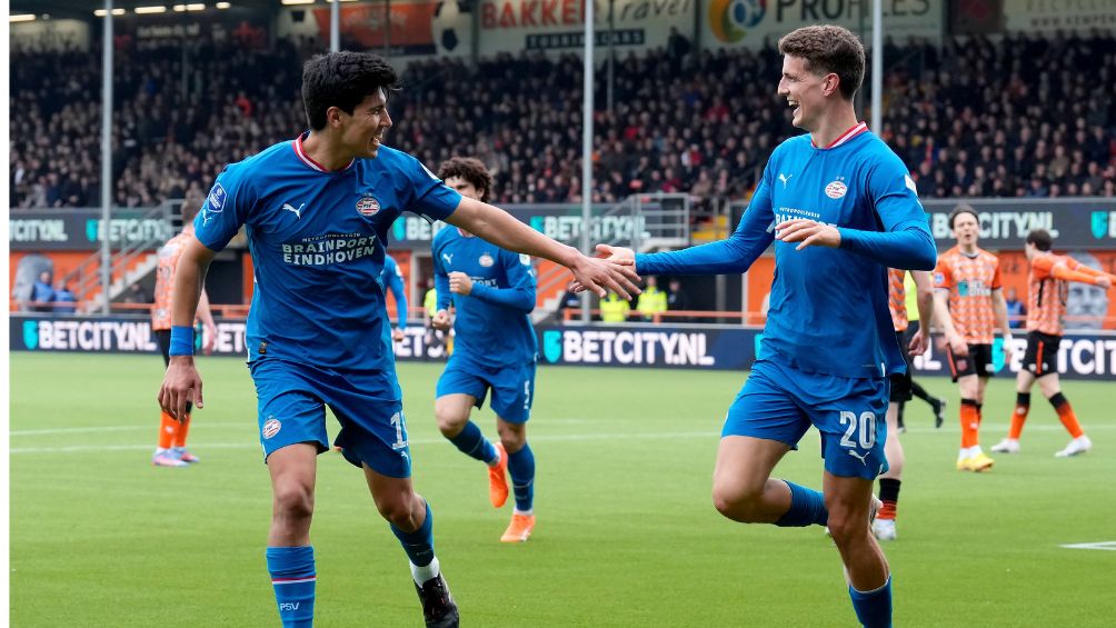 Érick Gutierrez festejando luego de asistir para el segundo gol del PSV