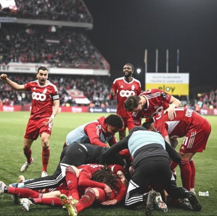 Standar de Lieja celebrando un gol 