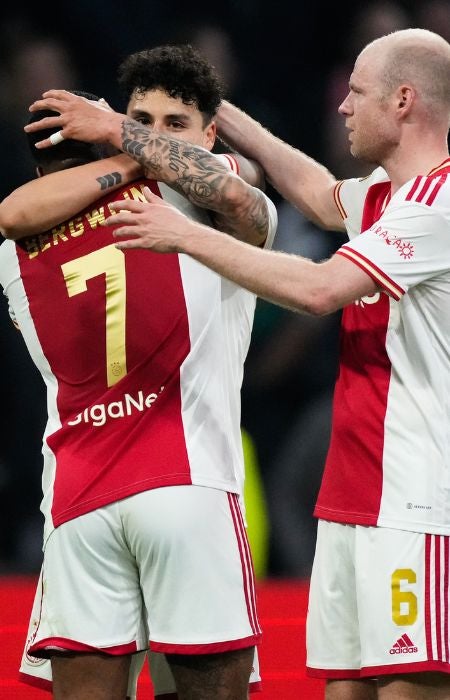 Jugadores del Ajax celebrando con Jorge Sánchez su gol