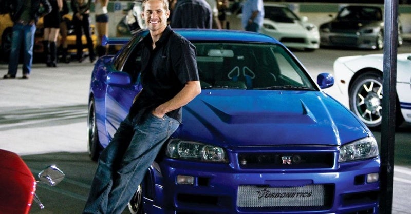 Paul Walker posando con el vehículo