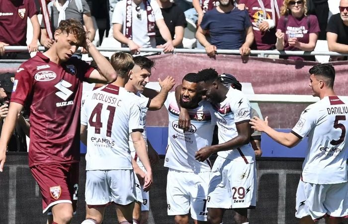 Jugadores de la Salernitana festejando el gol ante el Tornio