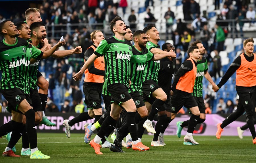 Jugadores neroverdi celebran triunfo con su afición