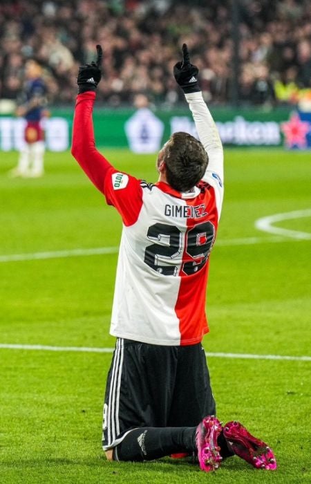 Santi Giménez celebrando un gol del Feyenoord