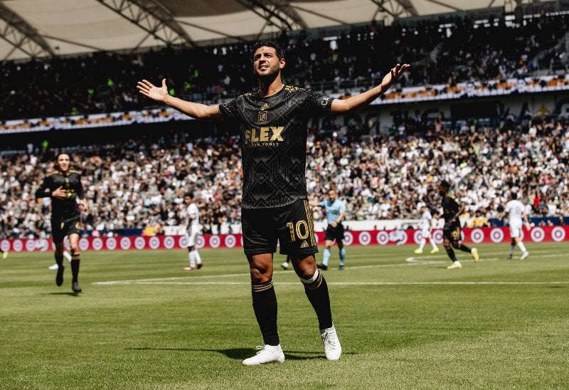 Vela anotó dos goles en el triunfo 3-2 sobre el Galaxy