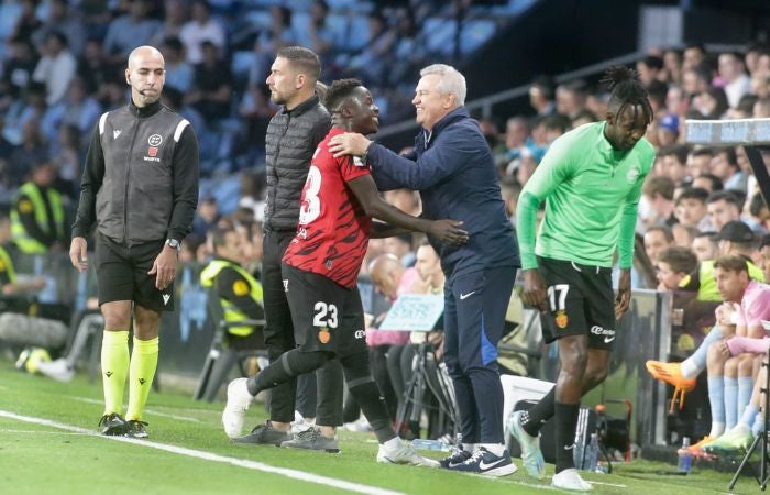 Javier Aguirre con Amath Ndiaye, anotador del gol de Mallorca ante Celta