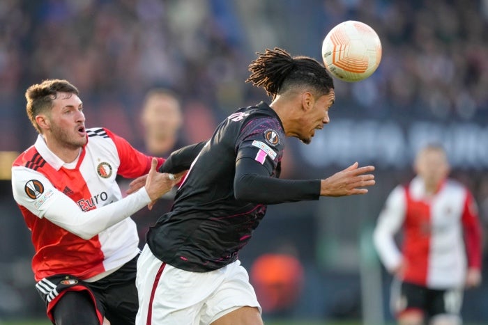 Santiago Giménez en partido del Feyenoord vs la Roma