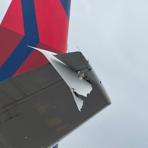 Avión de Delta Airlines que resultó afectado por el choque con otra aeornave