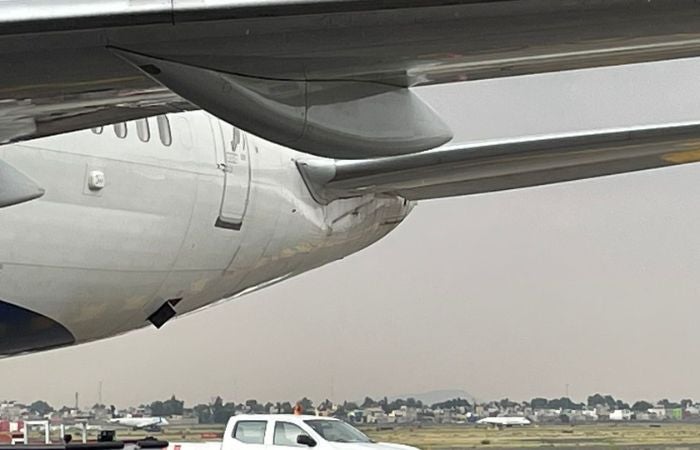 Avión de Aeroméxico que tuvo daños por la colisión con otra aeronave