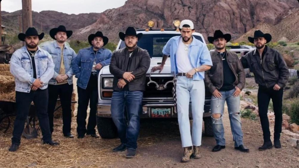 Bad Bunny y Grupo Frontera en el estreno de 'Un x100to'