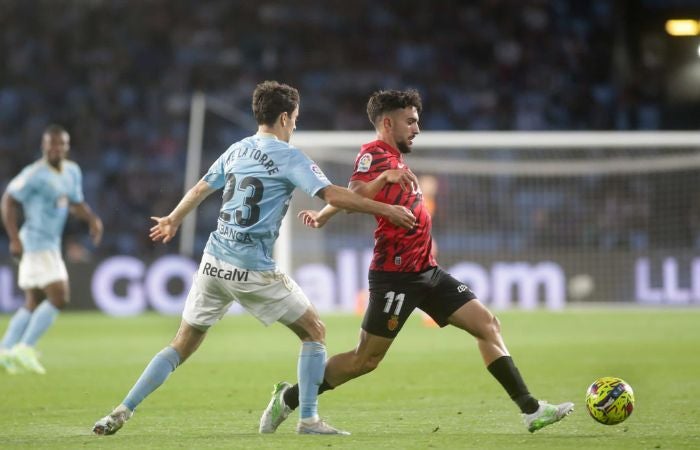 Jugadores de Celta y Mallorca disputando un balón en Balaídos