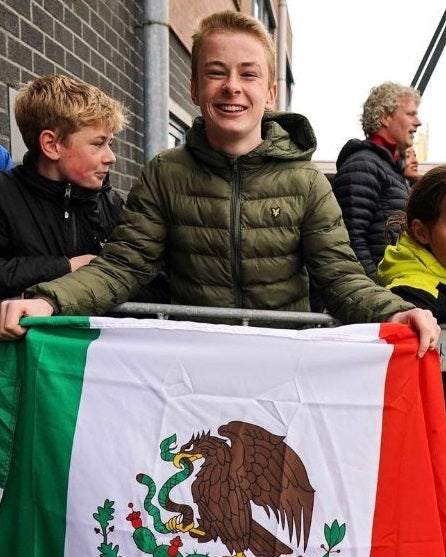 Aficionado del Feyenoord con una bandera de México apoyando a Santi Giménez