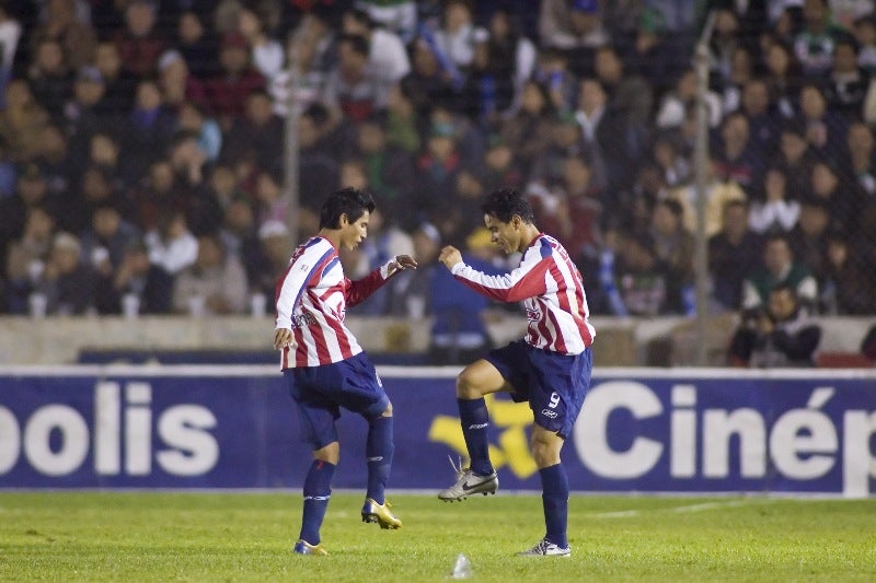 Omar Bravo y Alberto 'Venado' Medina celebrando un gol