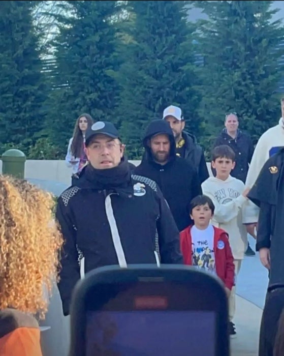 Lionel Messi visitó Disneyland París en compañía de su esposa e hijos