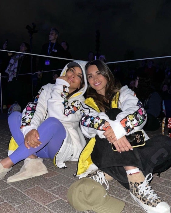 Antonela Roccuzo y Daniella Fábregas en Disneyland París