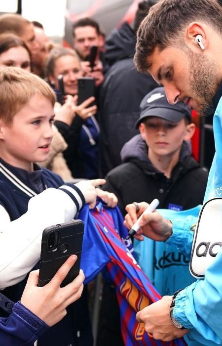 Santi Giménez dando un autógrafo a un aficionado del Feyenoord