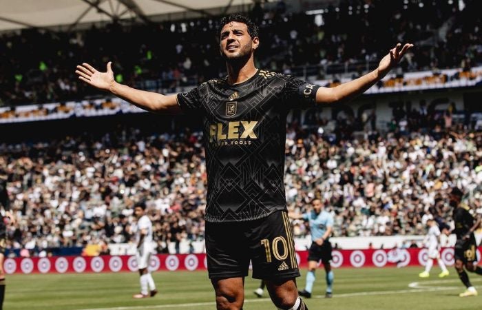 Carlos Vela festejando uno de sus goles ante el LA Galaxy