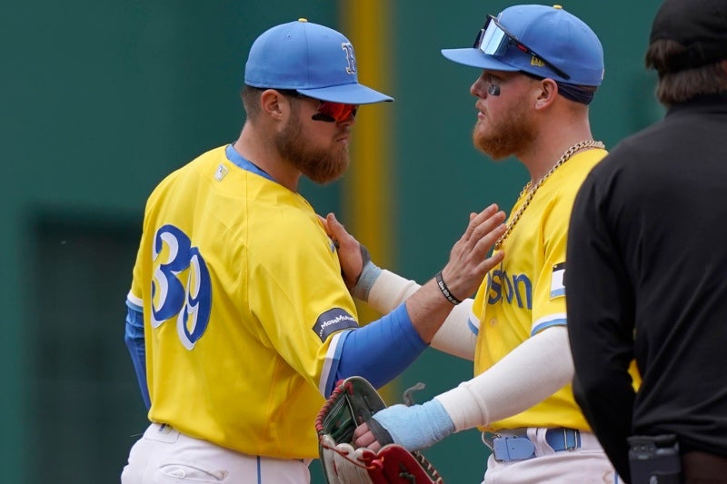 Alex Verdugo (derecha) celebra con un compañero