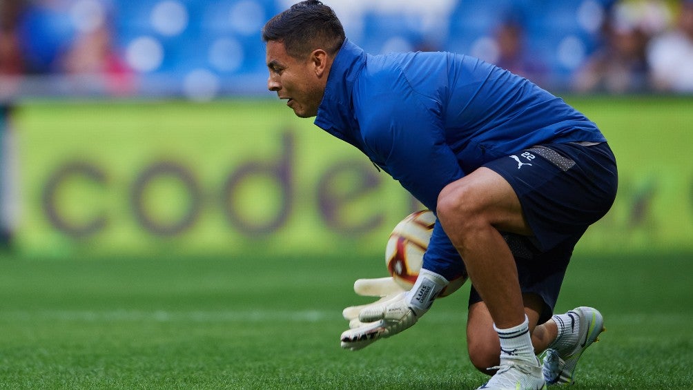 Luis Cárdenas calentando