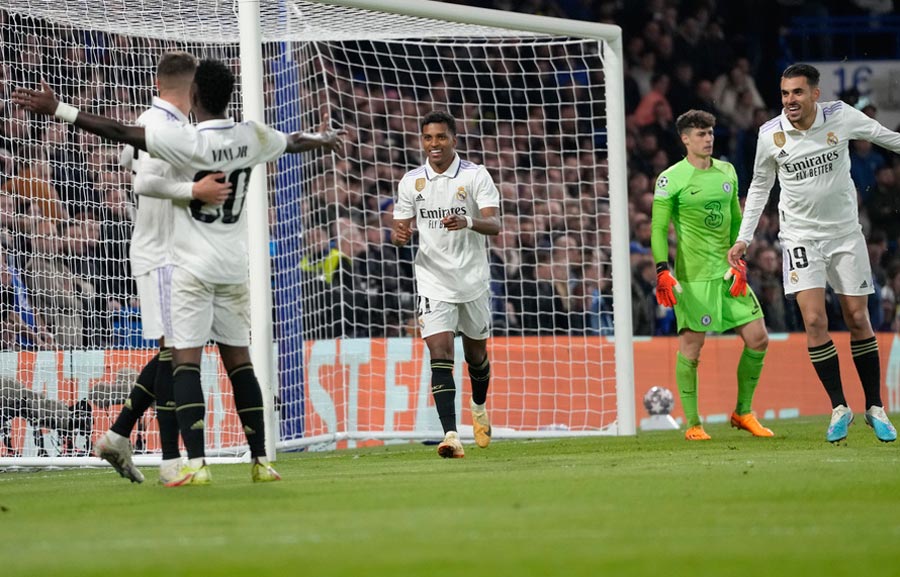 Jugadores del Madrid celebran gol ante Chelsea