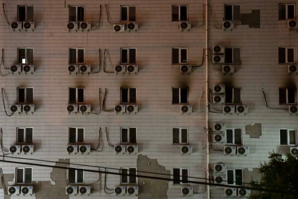 Se ve hollín alrededor de las ventanas después de un incendio en un hospital en Beijing