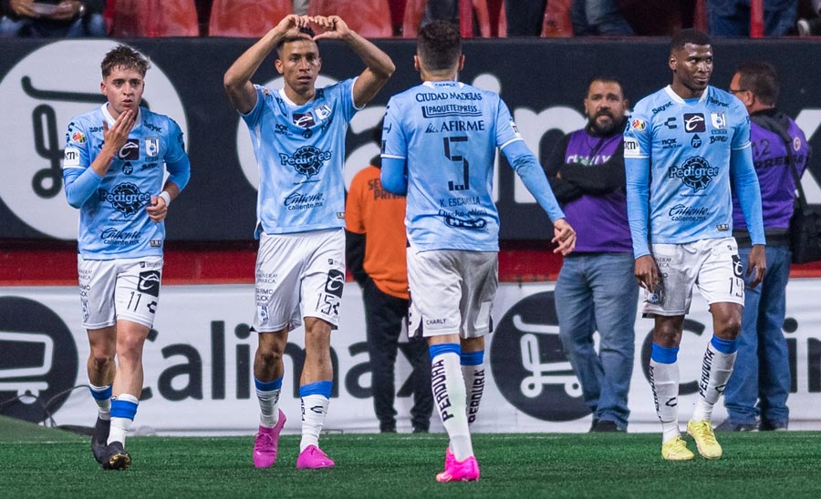 Jugadores de Querétaro celebran gol en Tijuana