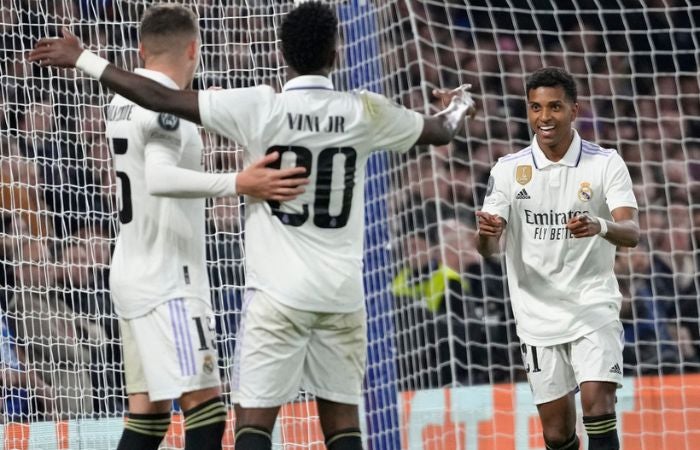 Rodrygo celebrando con Fede Valverde y Vinícius su gol ante Chelsea