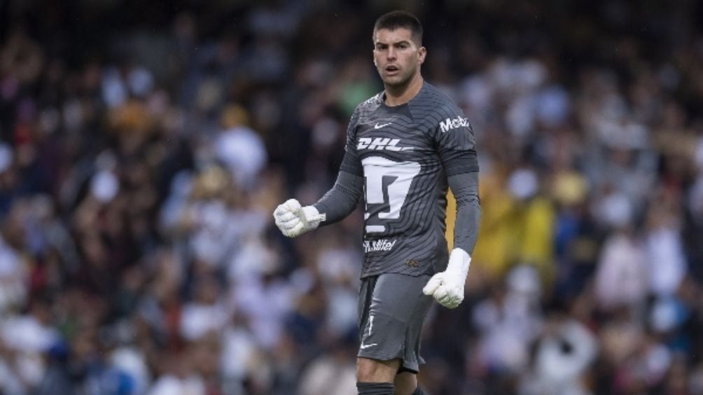 El arquero mexicano en un encuentro con los Pumas